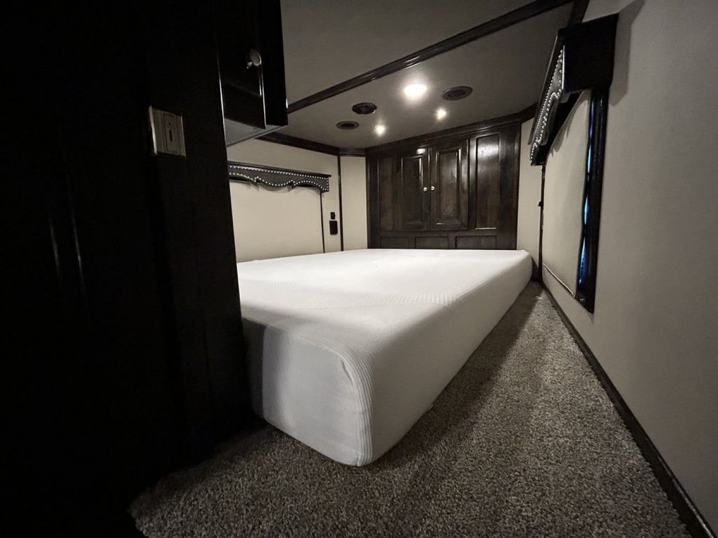 New 2025 Bloomer 4 Horse 16'3" Gooseneck Outlaw Living Quarters '25 Horse Trailer