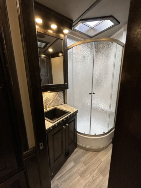 New 2025 Bloomer 4 Horse 16'3" Gooseneck Outlaw Living Quarters '25 Horse Trailer