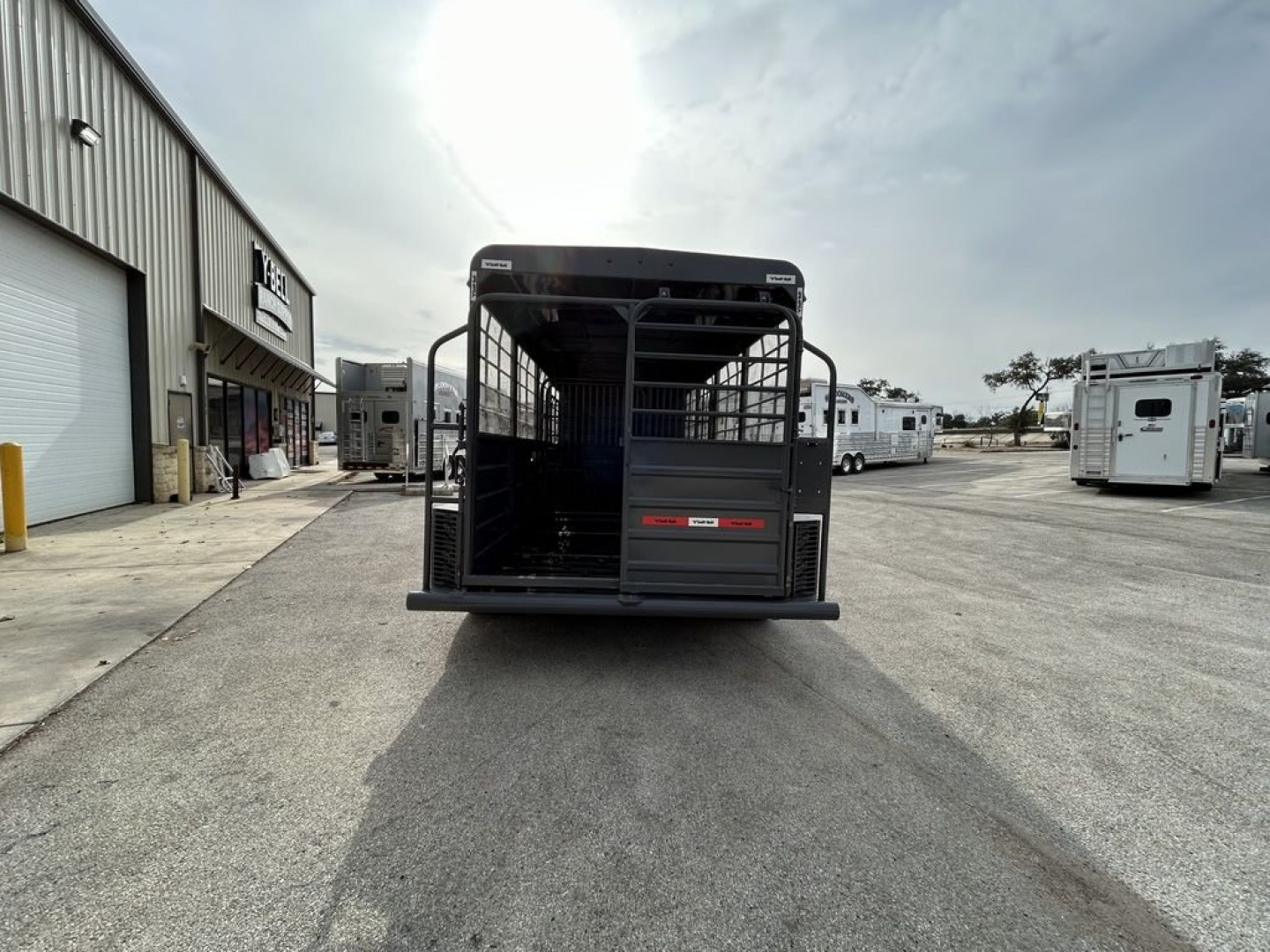 New 2025 Swift Built Trailers 20' with Tack '25 Stock / Stock Combo Trailer