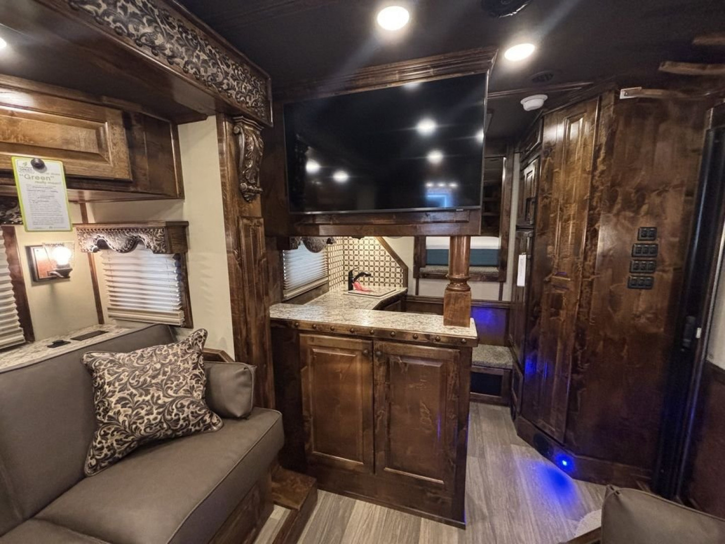 New 2024 Bloomer 4 Horse 19'0" Gooseneck Outlaw Living Quarters '24 Horse Trailer