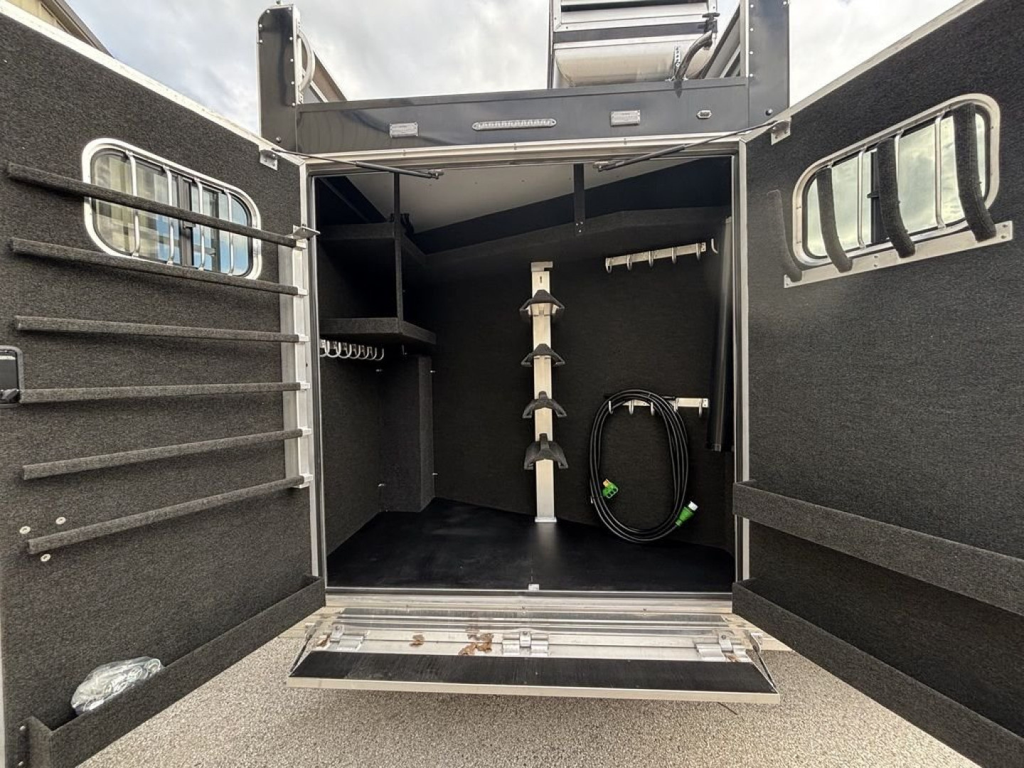 New 2024 Bloomer 4 Horse 19'0" Gooseneck Outlaw Living Quarters '24 Horse Trailer