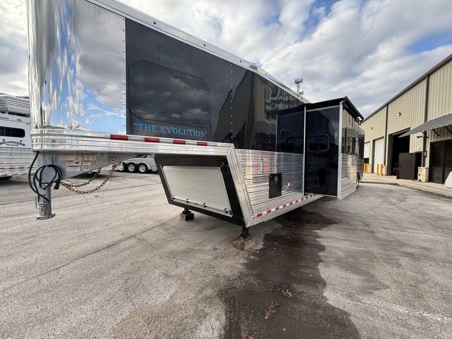 New 2024 Bloomer 4 Horse 19'0" Gooseneck Outlaw Living Quarters '24 Horse Trailer