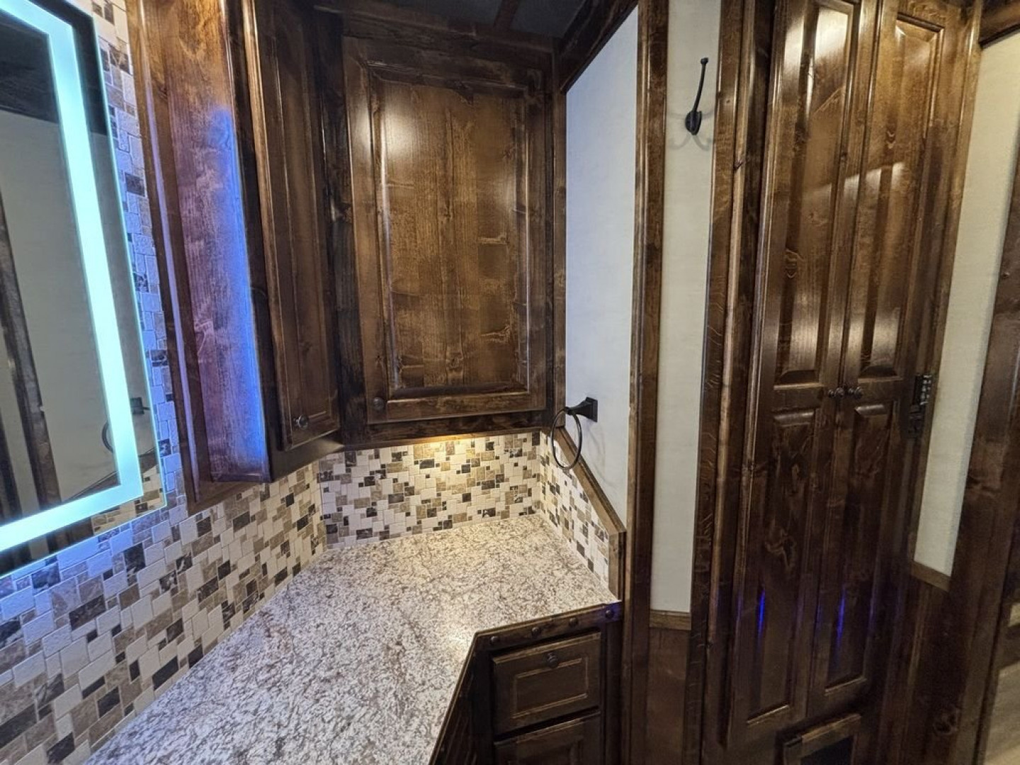 New 2024 Bloomer 4 Horse 19'0" Gooseneck Outlaw Living Quarters '24 Horse Trailer