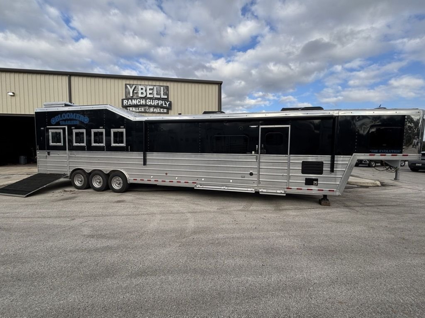 New 2024 Bloomer 4 Horse 19'0" Gooseneck Outlaw Living Quarters '24 Horse Trailer