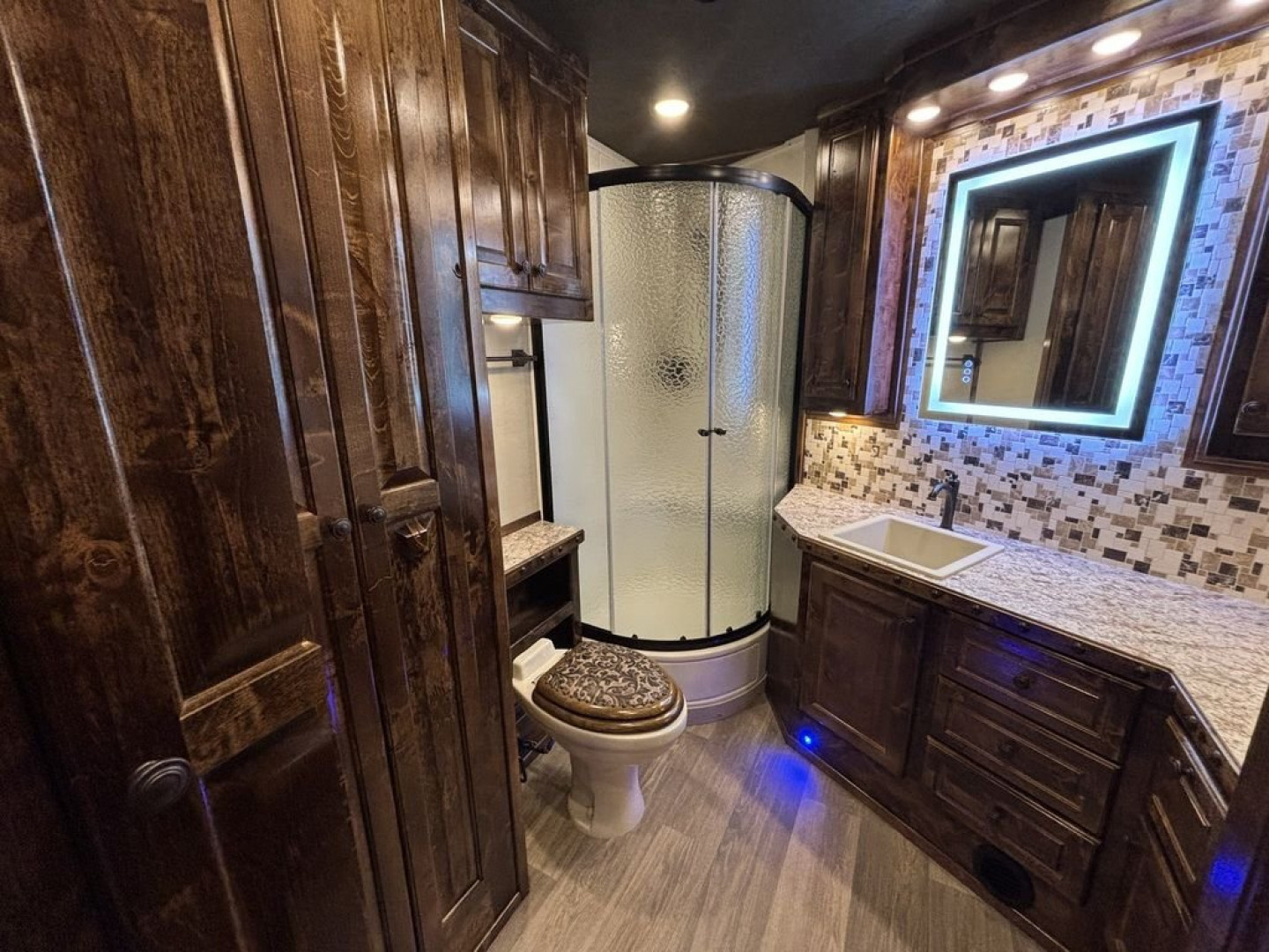 New 2024 Bloomer 4 Horse 19'0" Gooseneck Outlaw Living Quarters '24 Horse Trailer