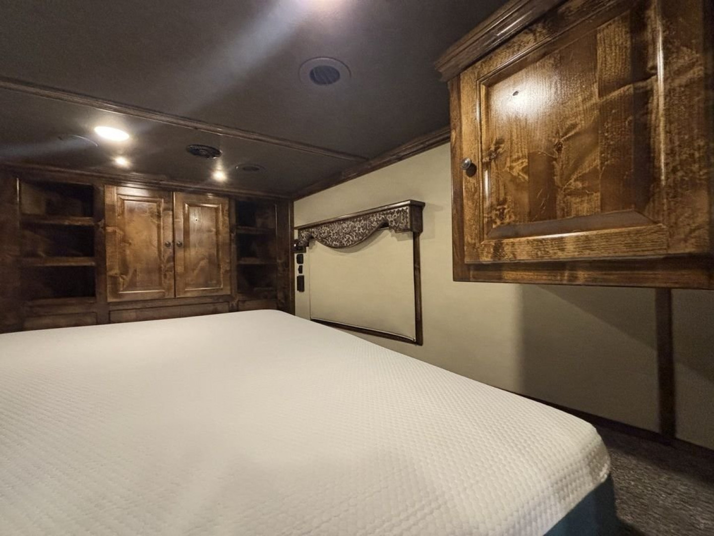 New 2024 Bloomer 4 Horse 19'0" Gooseneck Outlaw Living Quarters '24 Horse Trailer