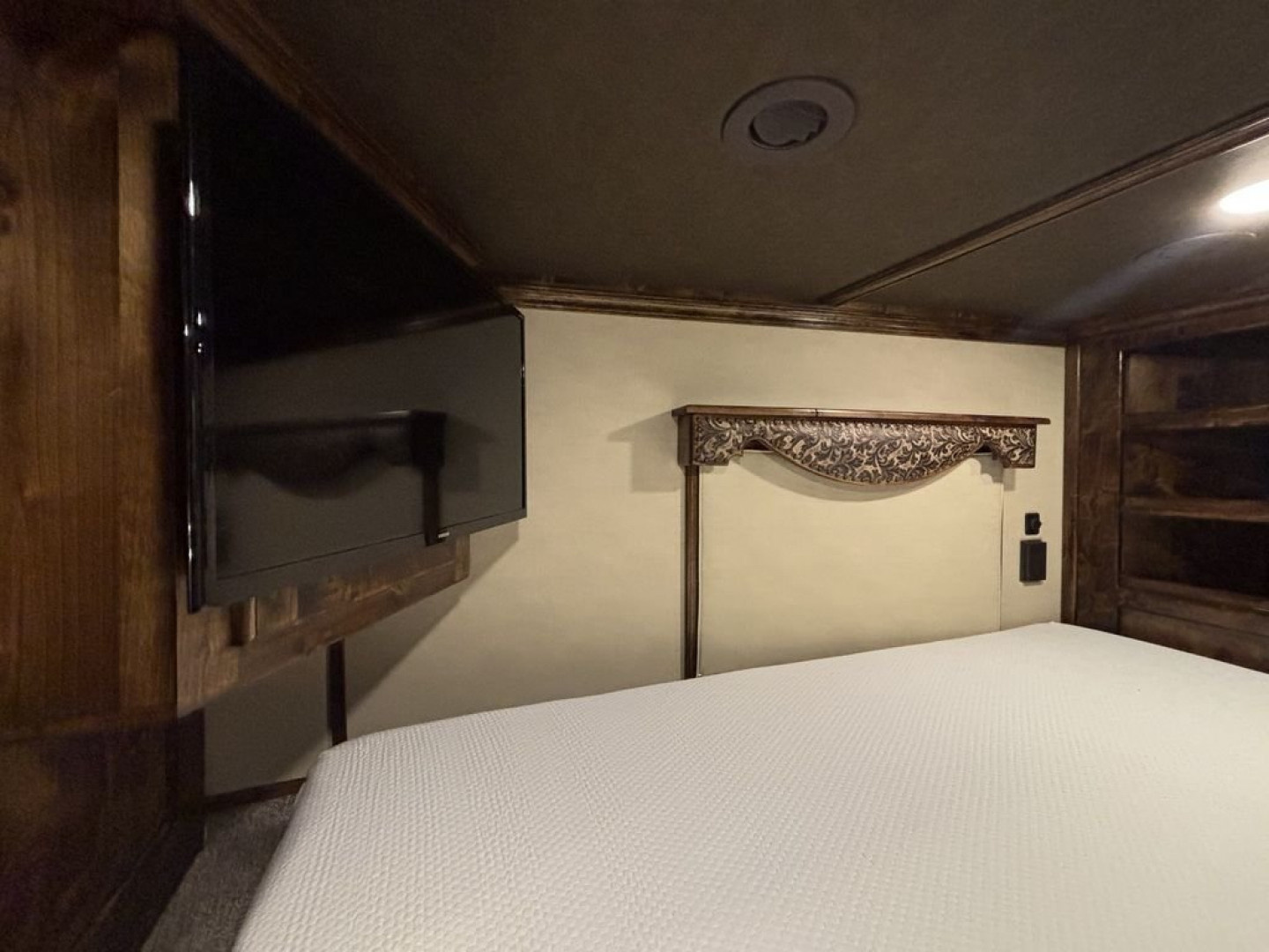 New 2024 Bloomer 4 Horse 19'0" Gooseneck Outlaw Living Quarters '24 Horse Trailer