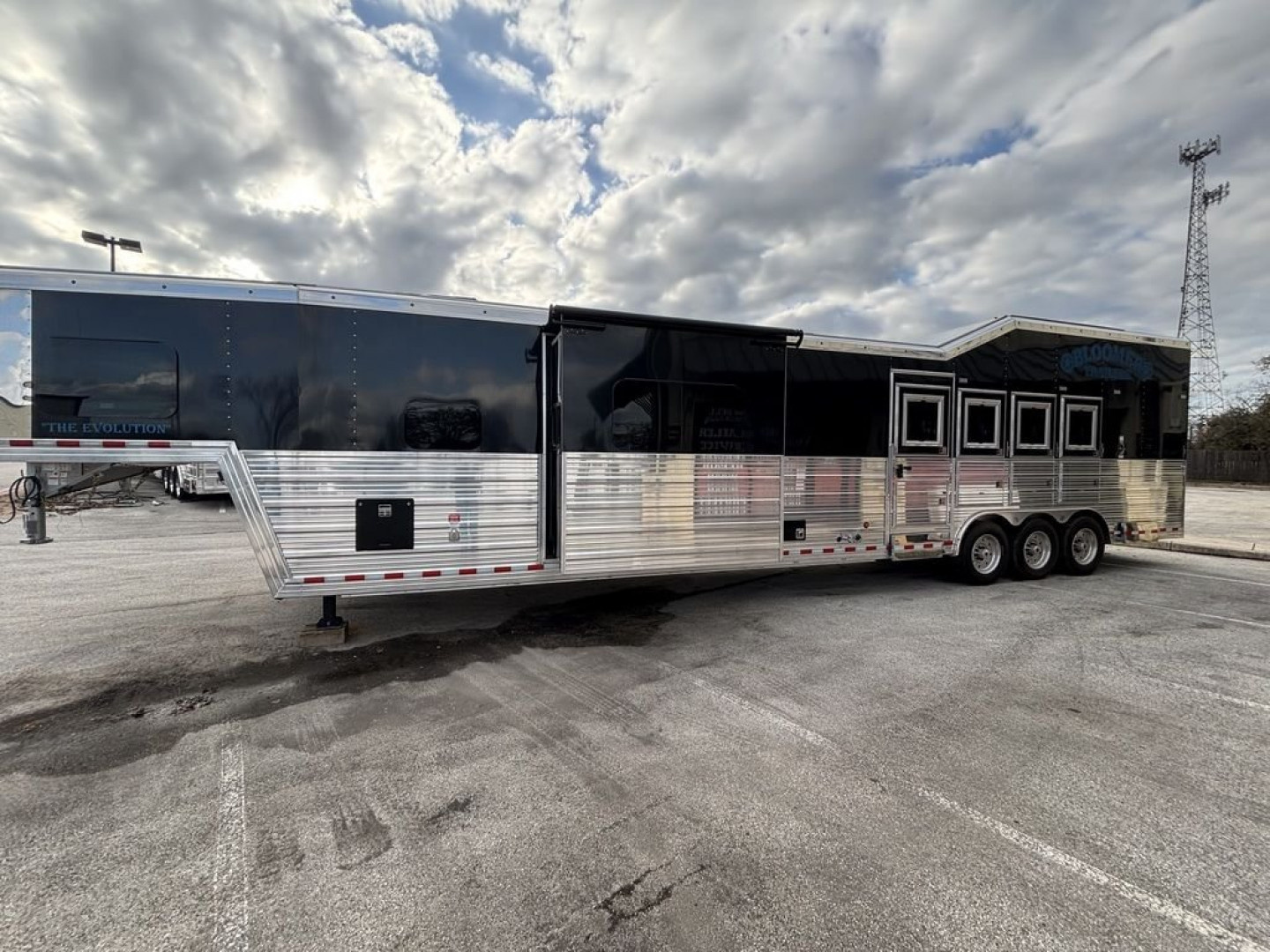 New 2024 Bloomer 4 Horse 19'0" Gooseneck Outlaw Living Quarters '24 Horse Trailer