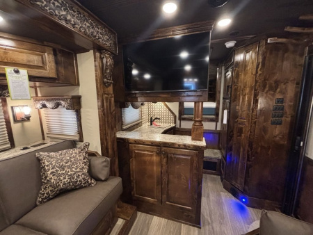 New 2024 Bloomer 4 Horse 19'0" Gooseneck Outlaw Living Quarters '24 Horse Trailer