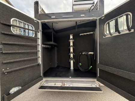 New 2024 Bloomer 4 Horse 19'0" Gooseneck Outlaw Living Quarters '24 Horse Trailer