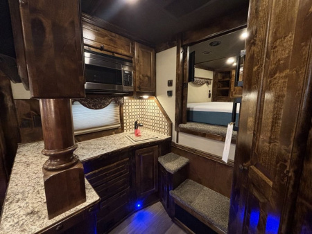 New 2024 Bloomer 4 Horse 19'0" Gooseneck Outlaw Living Quarters '24 Horse Trailer