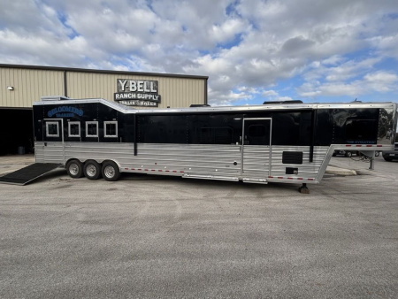 New 2024 Bloomer 4 Horse 19'0" Gooseneck Outlaw Living Quarters '24 Horse Trailer