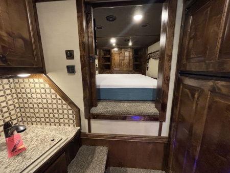 New 2024 Bloomer 4 Horse 19'0" Gooseneck Outlaw Living Quarters '24 Horse Trailer