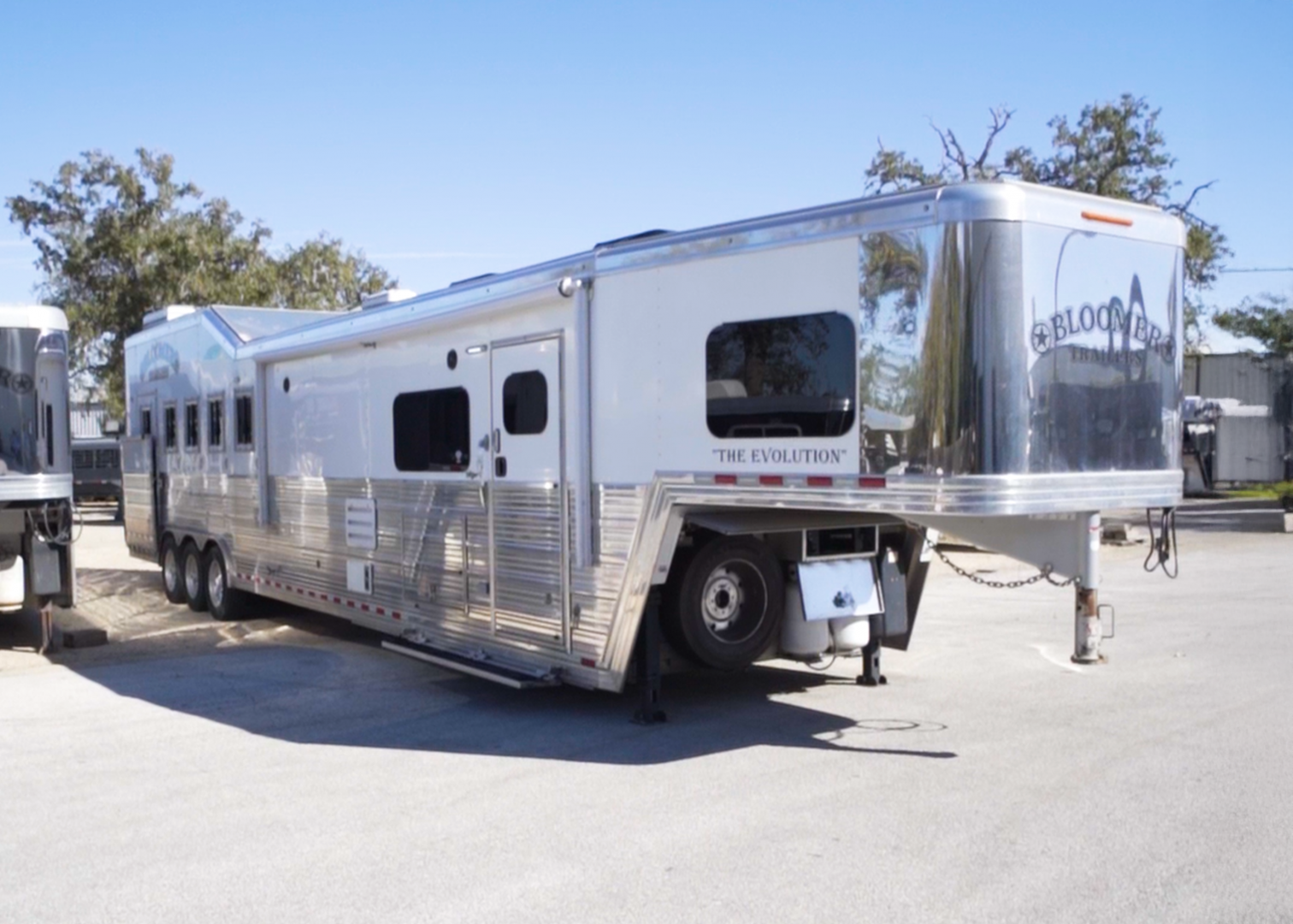Used 2021 Bloomer 5 Horse 16'0" Gooseneck Outlaw Living Quarters '21 Horse Trailer