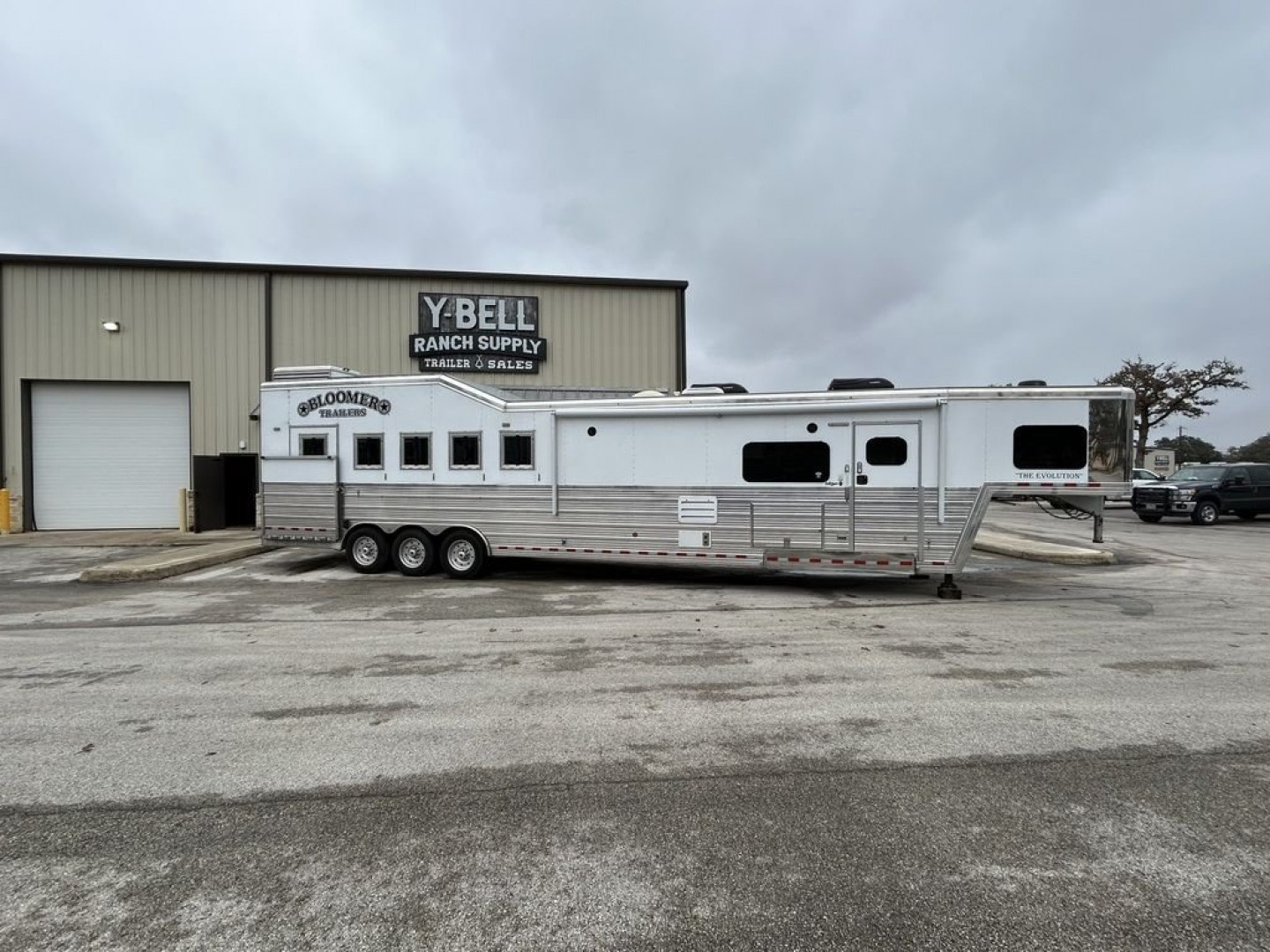 Used 2021 Bloomer 5 Horse 16'0" Gooseneck Outlaw Living Quarters '21 Horse Trailer