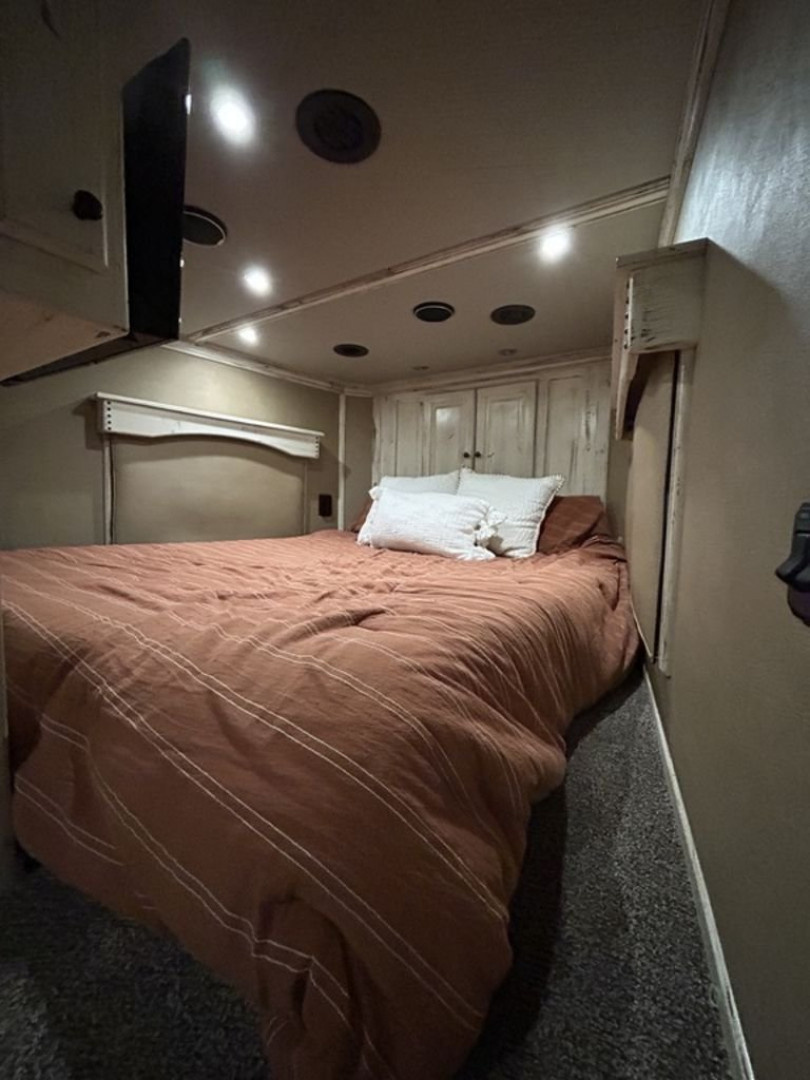 Used 2021 Bloomer 5 Horse 16'0" Gooseneck Outlaw Living Quarters '21 Horse Trailer