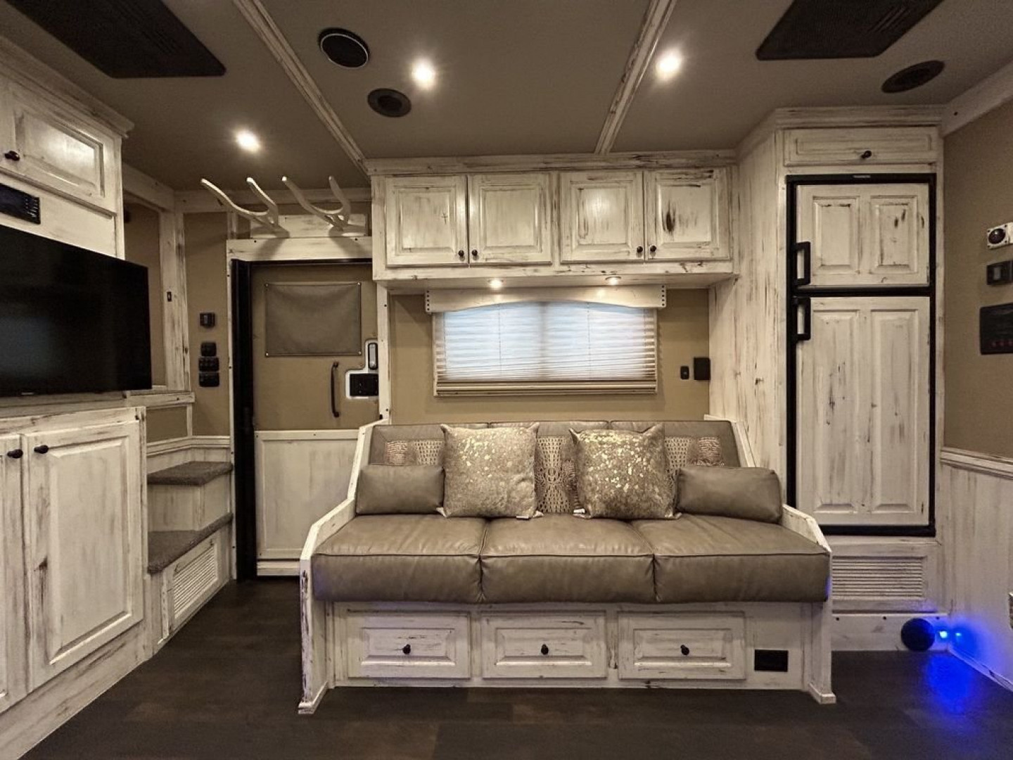 Used 2021 Bloomer 5 Horse 16'0" Gooseneck Outlaw Living Quarters '21 Horse Trailer