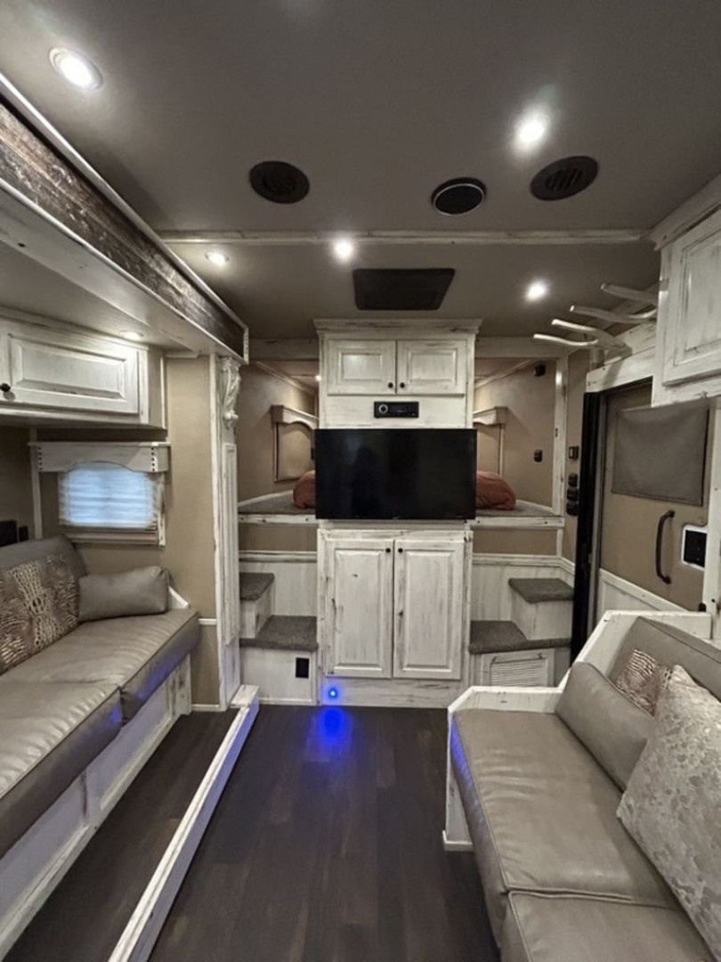 Used 2021 Bloomer 5 Horse 16'0" Gooseneck Outlaw Living Quarters '21 Horse Trailer