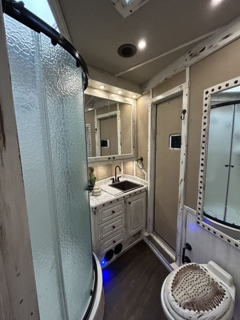 Used 2021 Bloomer 5 Horse 16'0" Gooseneck Outlaw Living Quarters '21 Horse Trailer