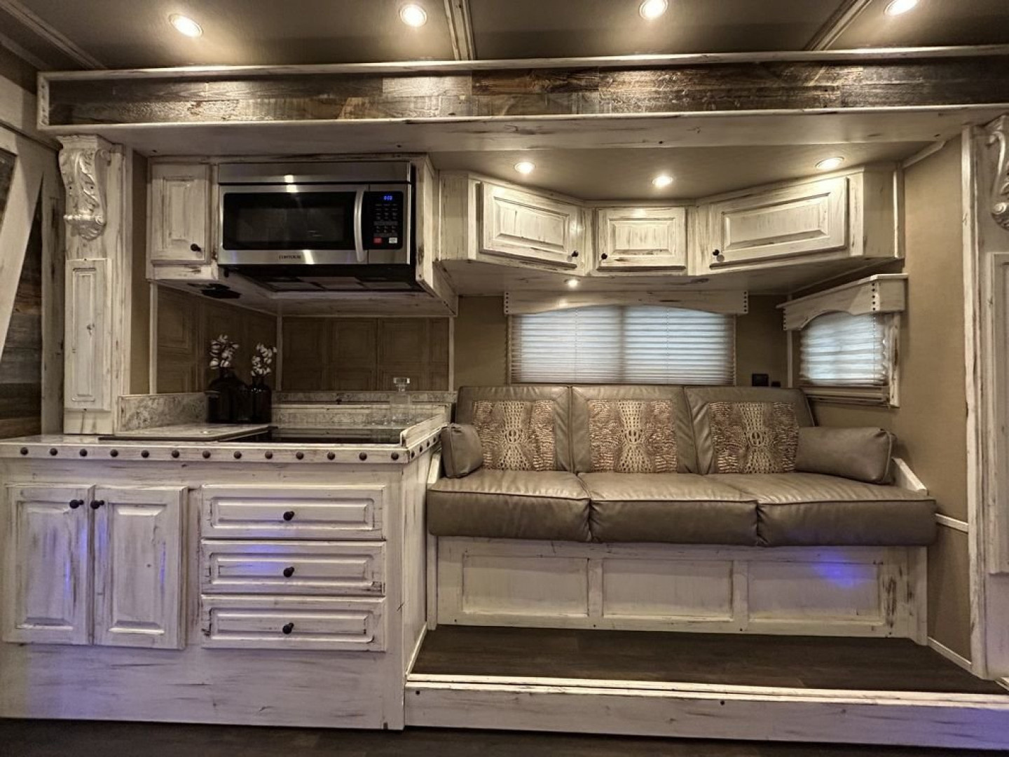 Used 2021 Bloomer 5 Horse 16'0" Gooseneck Outlaw Living Quarters '21 Horse Trailer