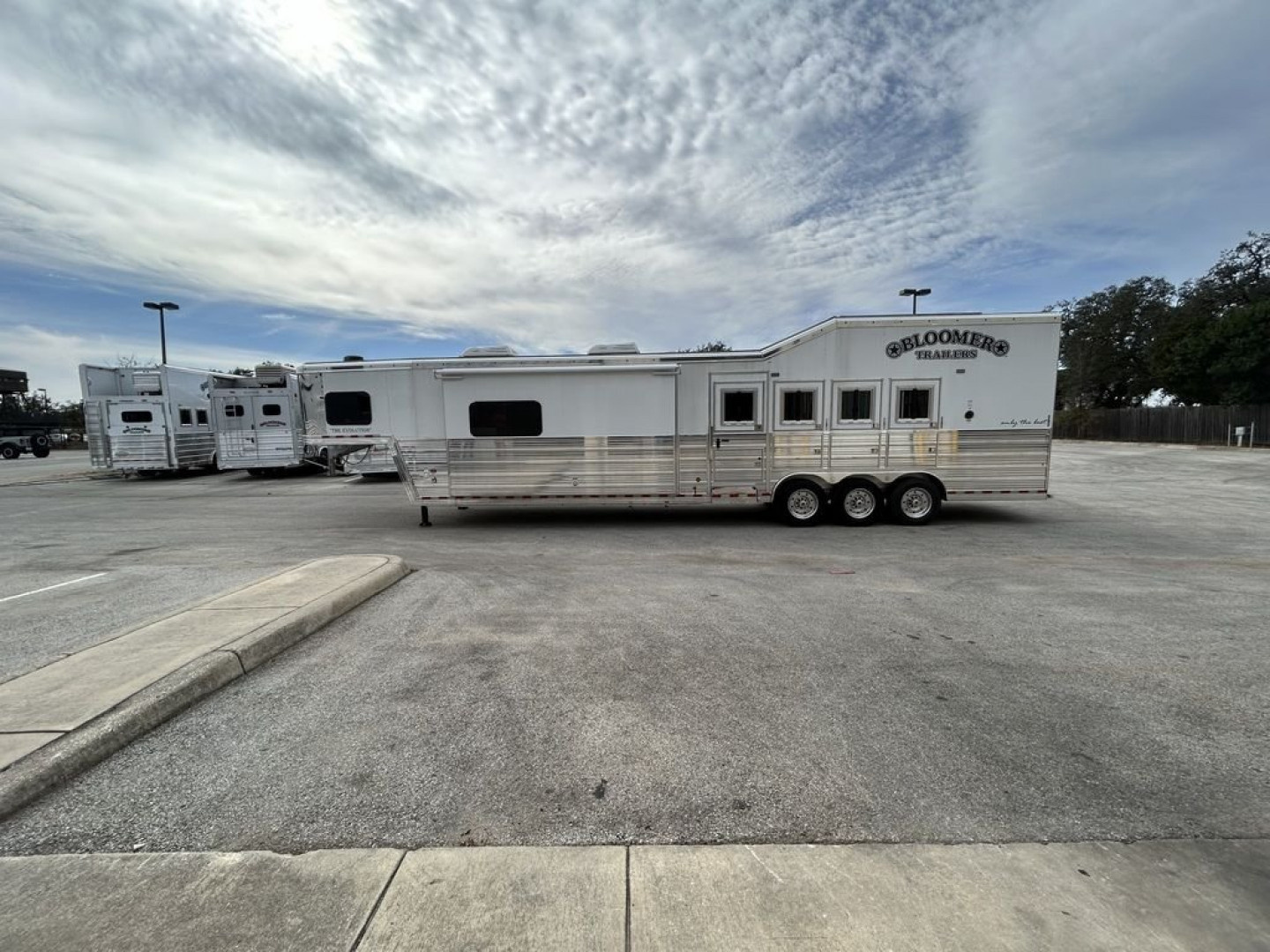 New 2024 Bloomer 4 Horse 16'8" Gooseneck Outlaw Living Quarters '24 Horse Trailer