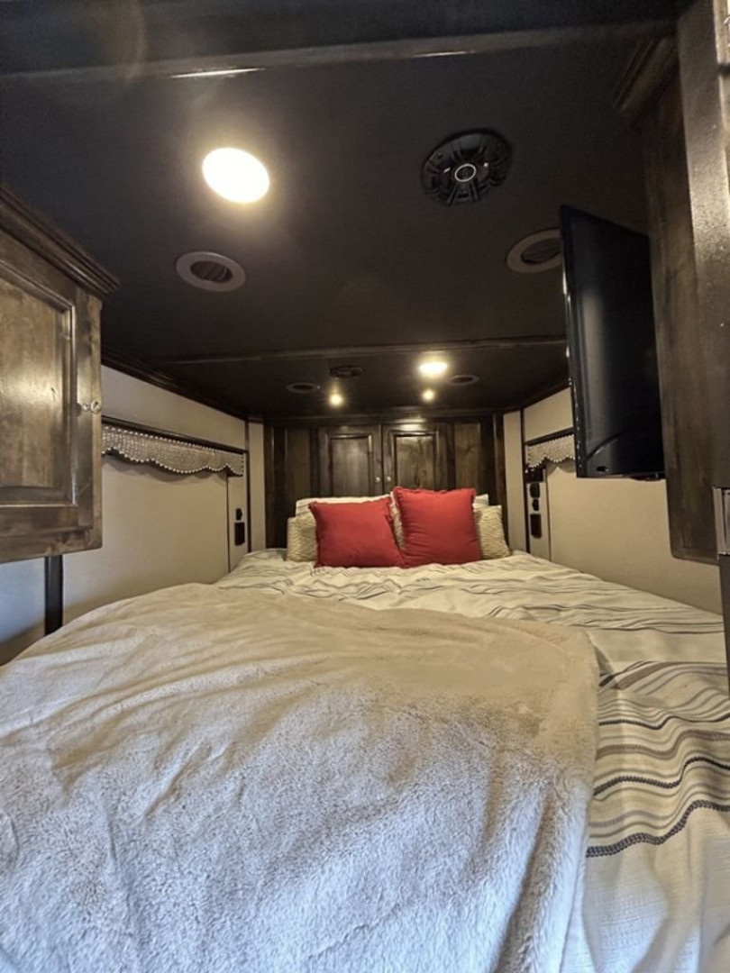 New 2024 Bloomer 4 Horse 16'8" Gooseneck Outlaw Living Quarters '24 Horse Trailer