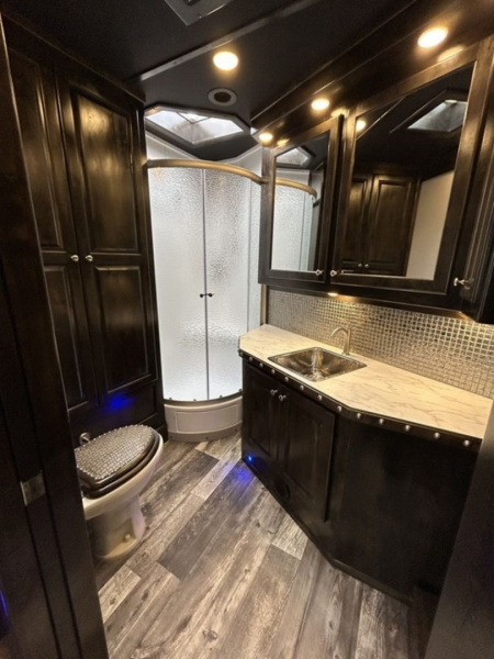 New 2024 Bloomer 4 Horse 16'8" Gooseneck Outlaw Living Quarters '24 Horse Trailer