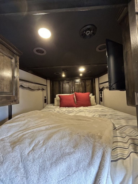 New 2024 Bloomer 4 Horse 16'8" Gooseneck Outlaw Living Quarters '24 Horse Trailer