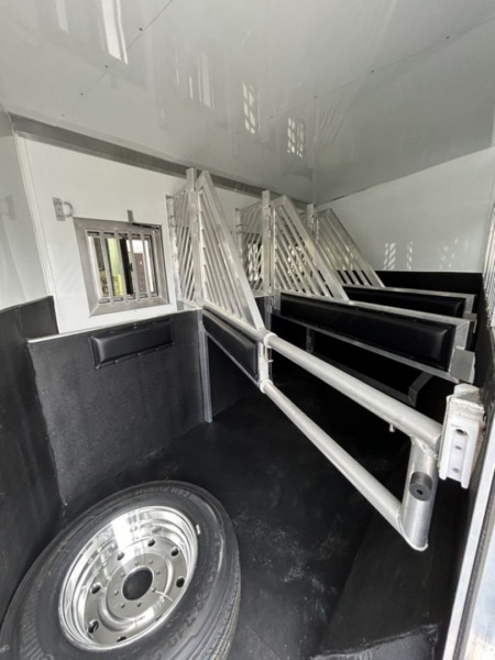 New 2024 Bloomer 4 Horse 16'8" Gooseneck Outlaw Living Quarters '24 Horse Trailer