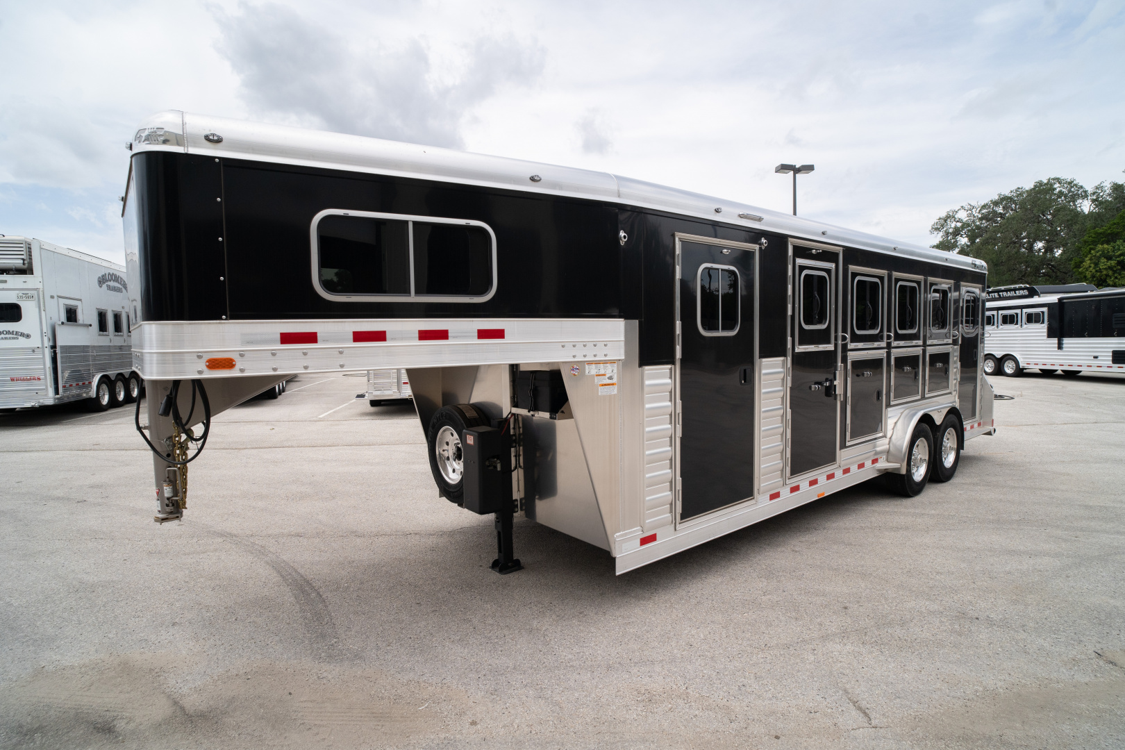 New 2025 4-Star Trailers 4 Horse Gooseneck Deluxe Slant Load '25 Horse Trailer