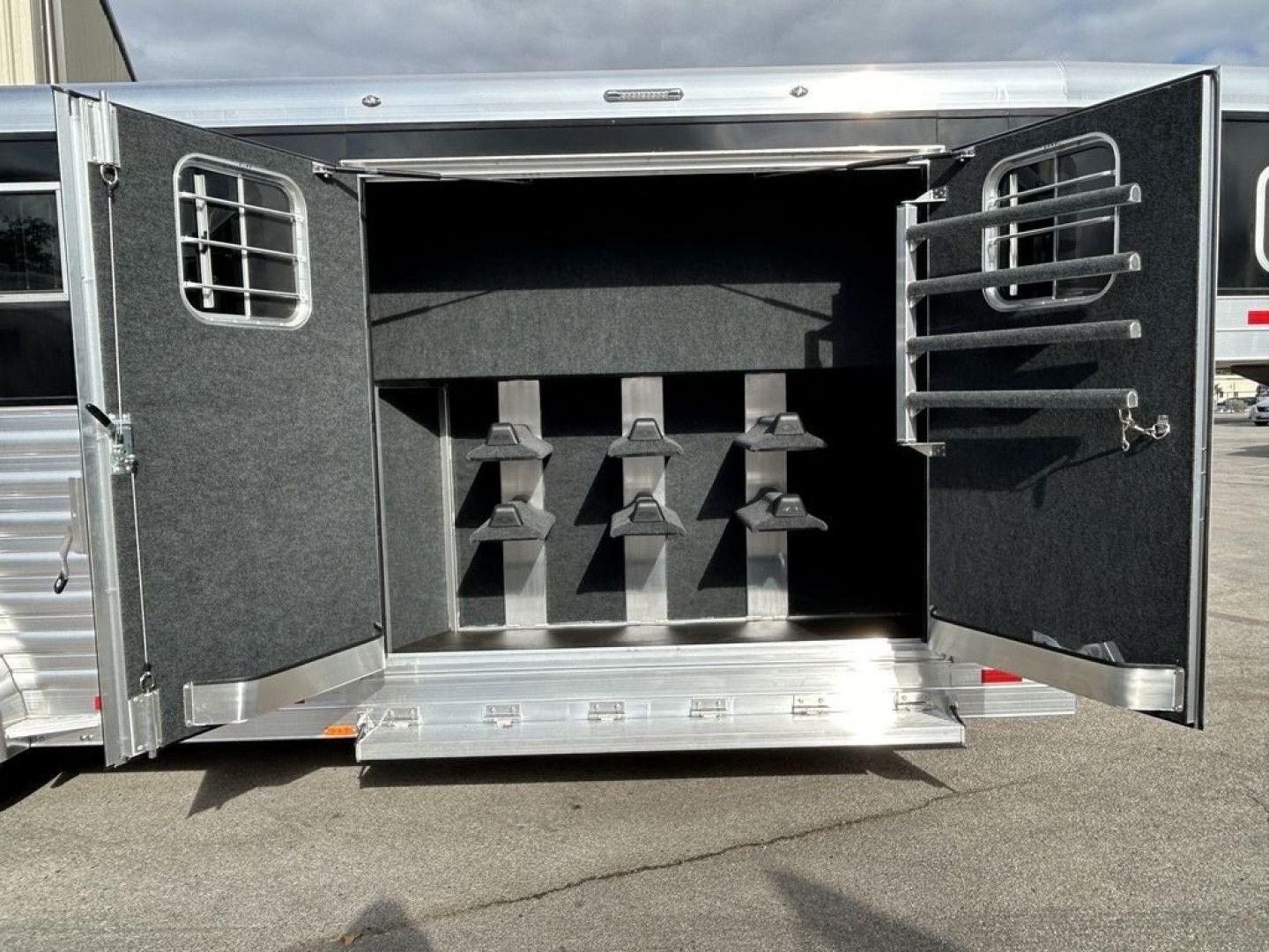 New 2025 4-Star Trailers 4 Horse Gooseneck Deluxe Slant Load '25 Horse Trailer