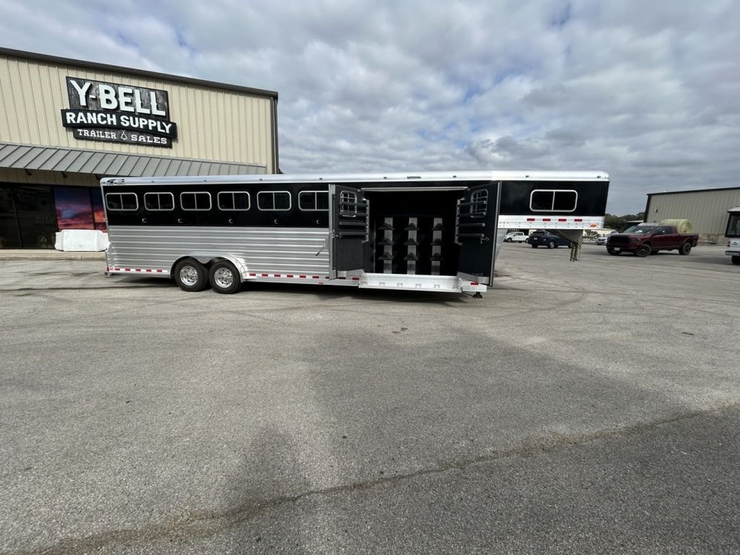 New 2025 4-Star Trailers 6 Horse Trainer '25 Horse Trailer