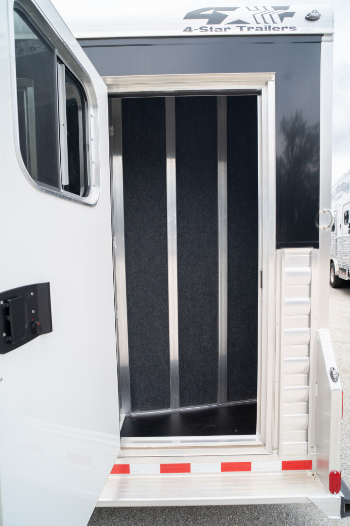 New 2025 4-Star Trailers 4 Horse 7'6" Gooseneck Slant Load '25 Horse Trailer