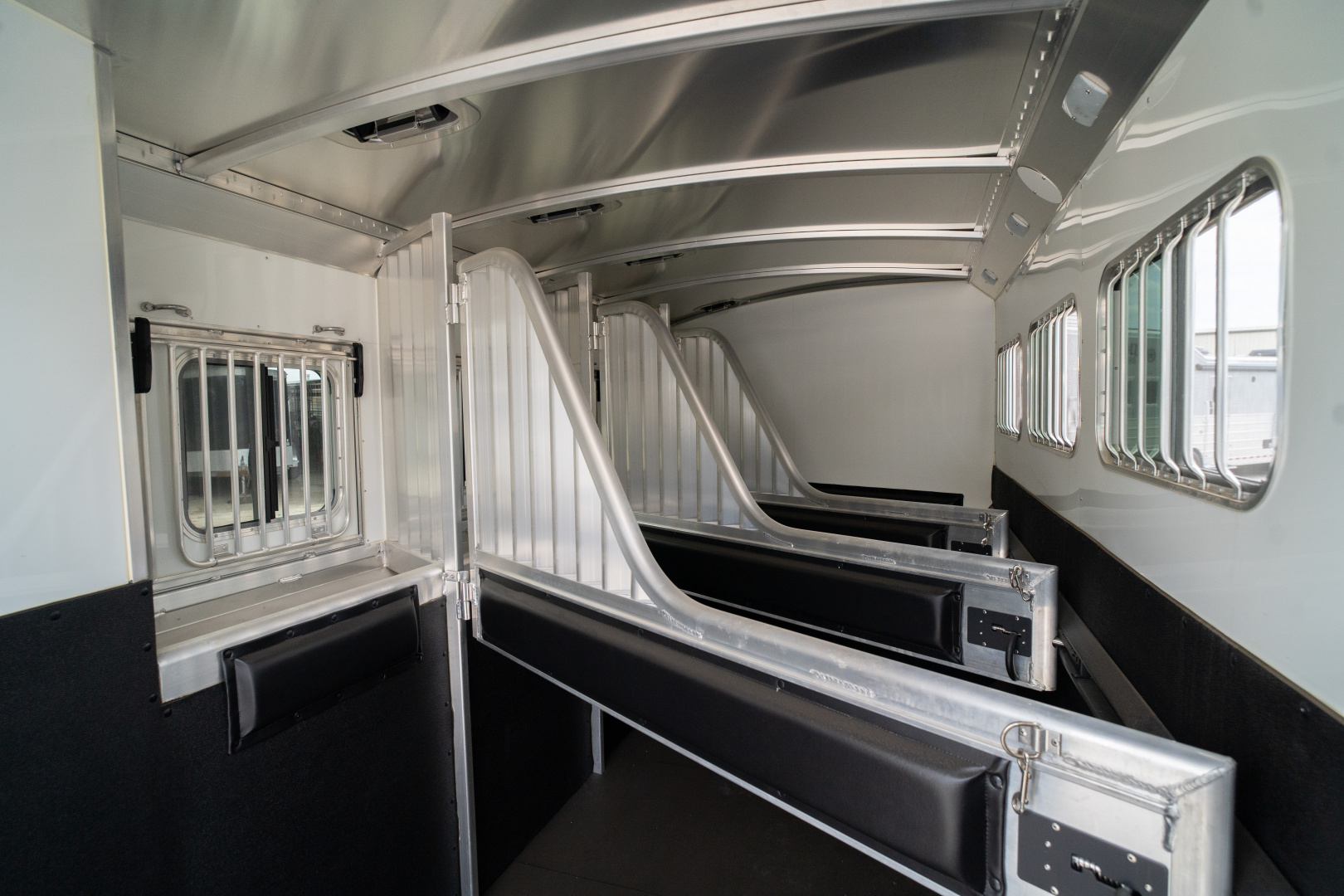 New 2025 4-Star Trailers 4 Horse 7'6" Gooseneck Slant Load '25 Horse Trailer