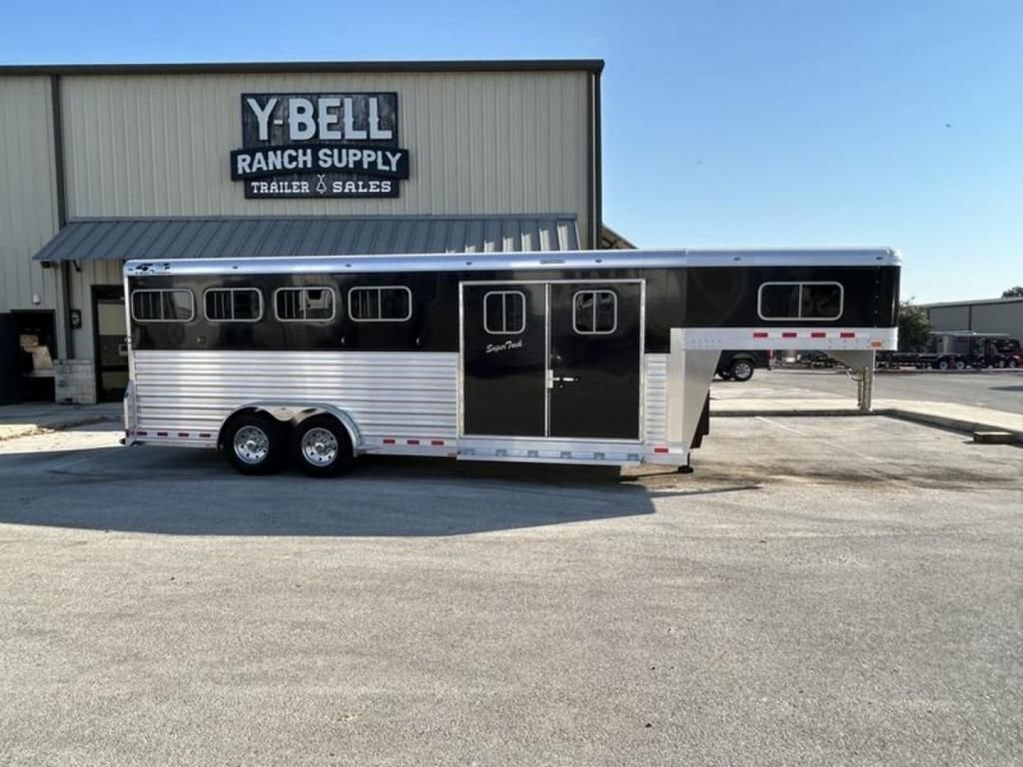 New 2025 4-Star Trailers 4 Horse 7'6" Gooseneck Slant Load '25 Horse Trailer