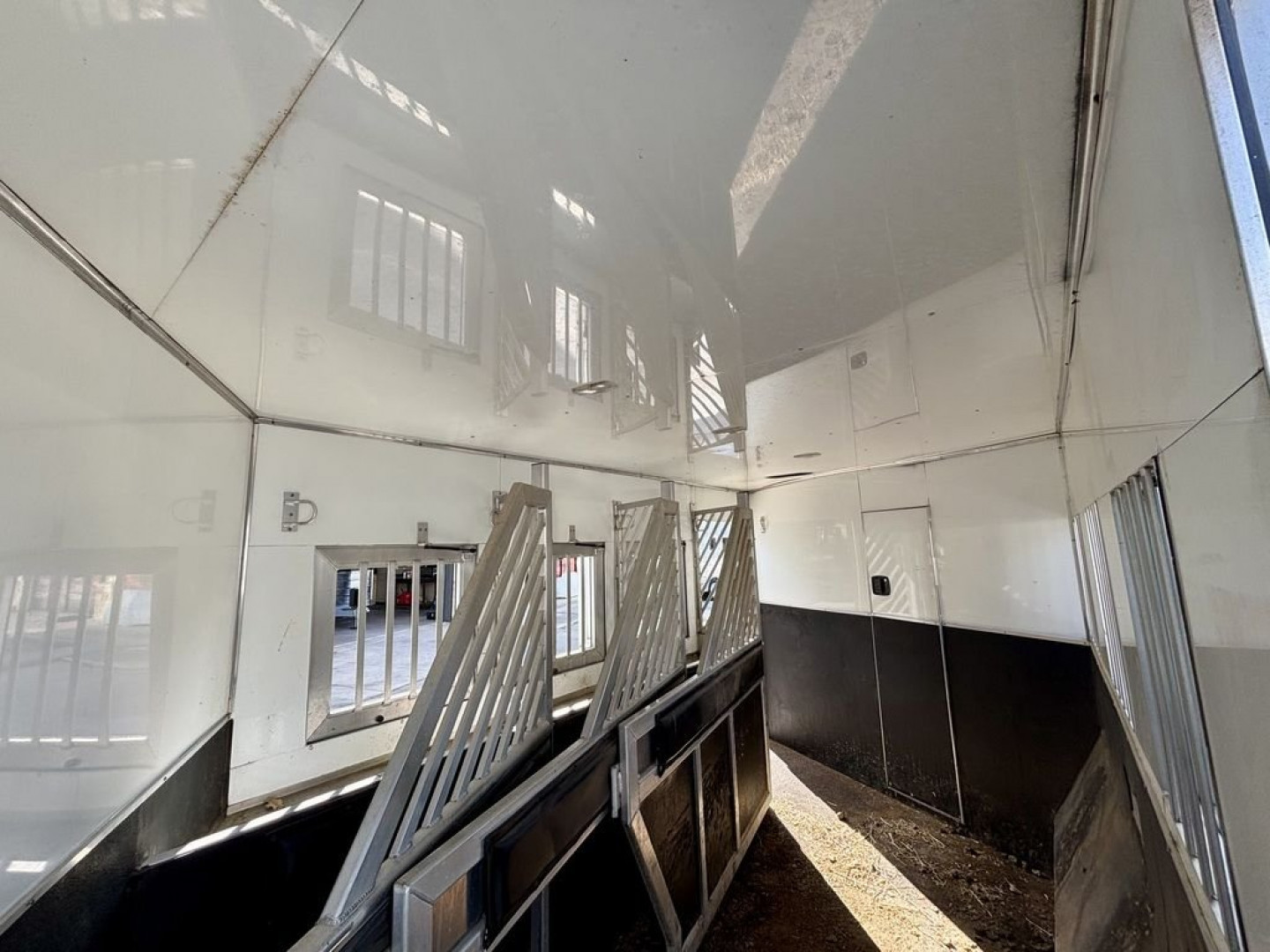 Used 2016 Bloomer 4 Horse 17'6" Gooseneck Outlaw Living Quarters '16 Horse Trailer