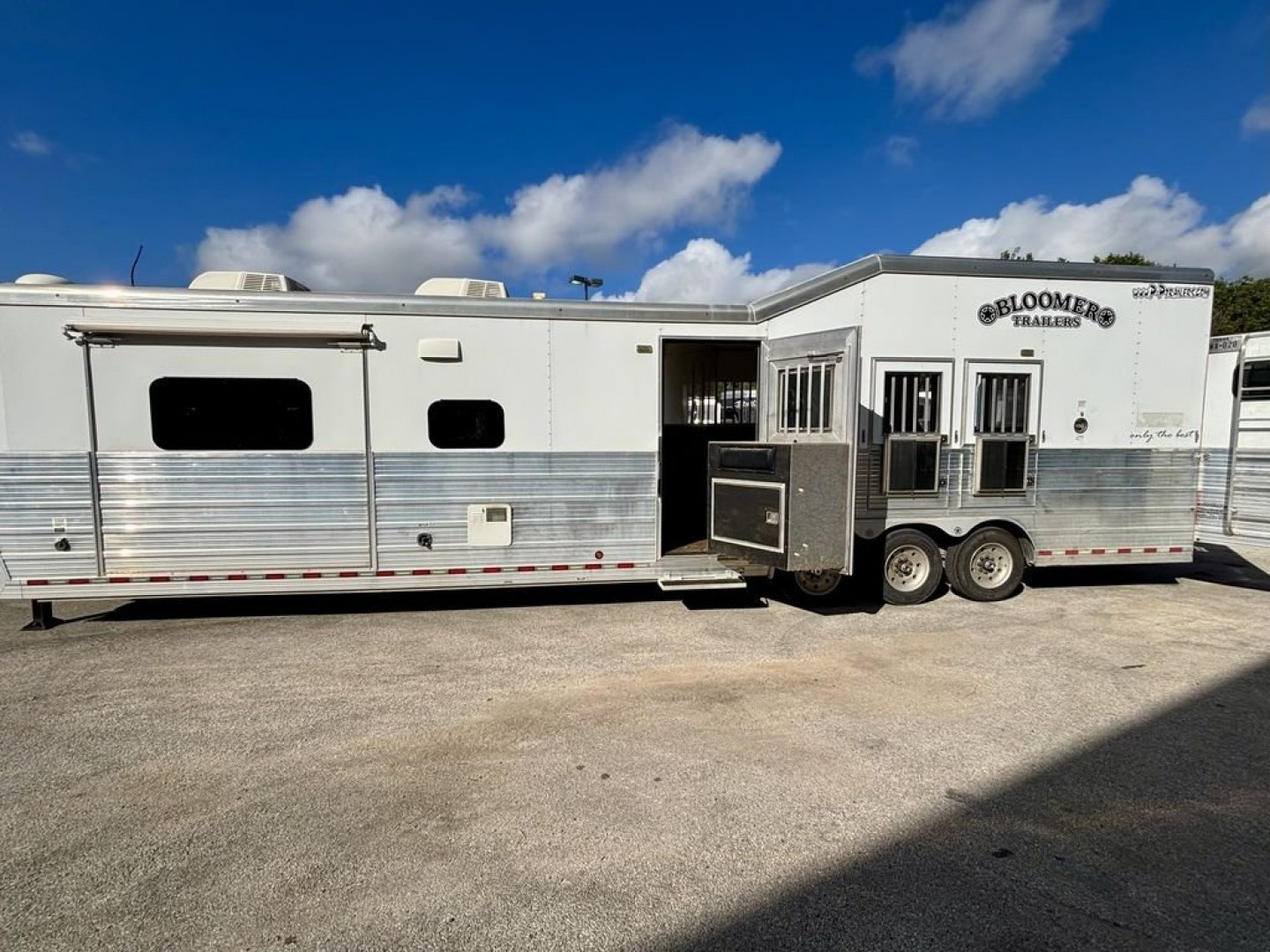 Used 2016 Bloomer 4 Horse 17'6" Gooseneck Outlaw Living Quarters '16 Horse Trailer