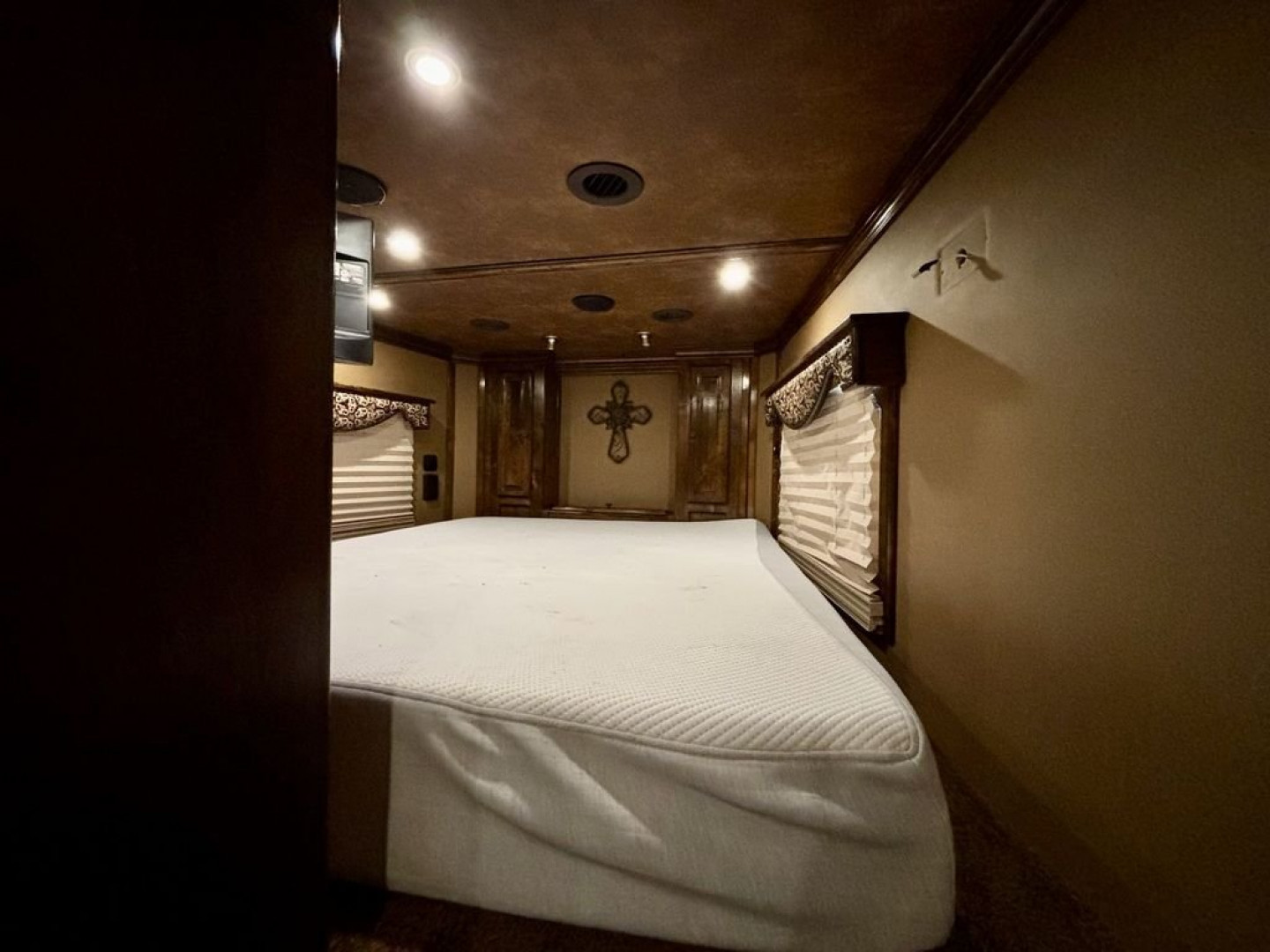 Used 2016 Bloomer 4 Horse 17'6" Gooseneck Outlaw Living Quarters '16 Horse Trailer