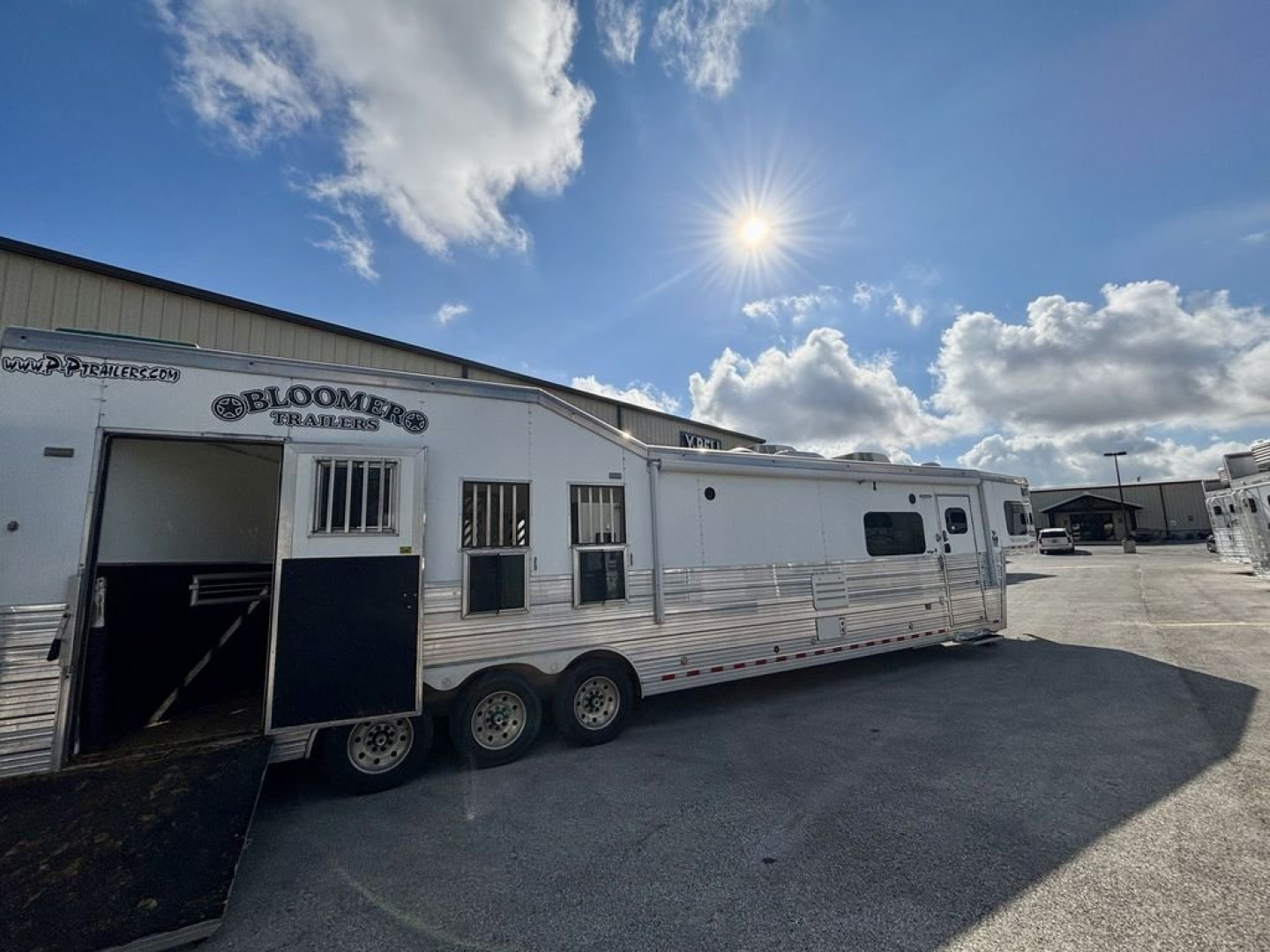 Used 2016 Bloomer 4 Horse 17'6" Gooseneck Outlaw Living Quarters '16 Horse Trailer