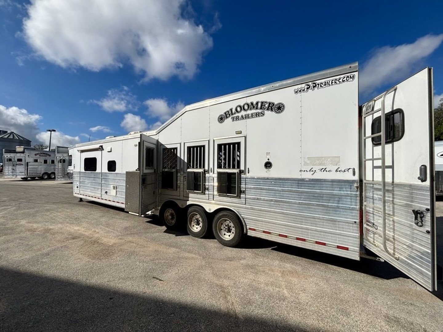 Used 2016 Bloomer 4 Horse 17'6" Gooseneck Outlaw Living Quarters '16 Horse Trailer
