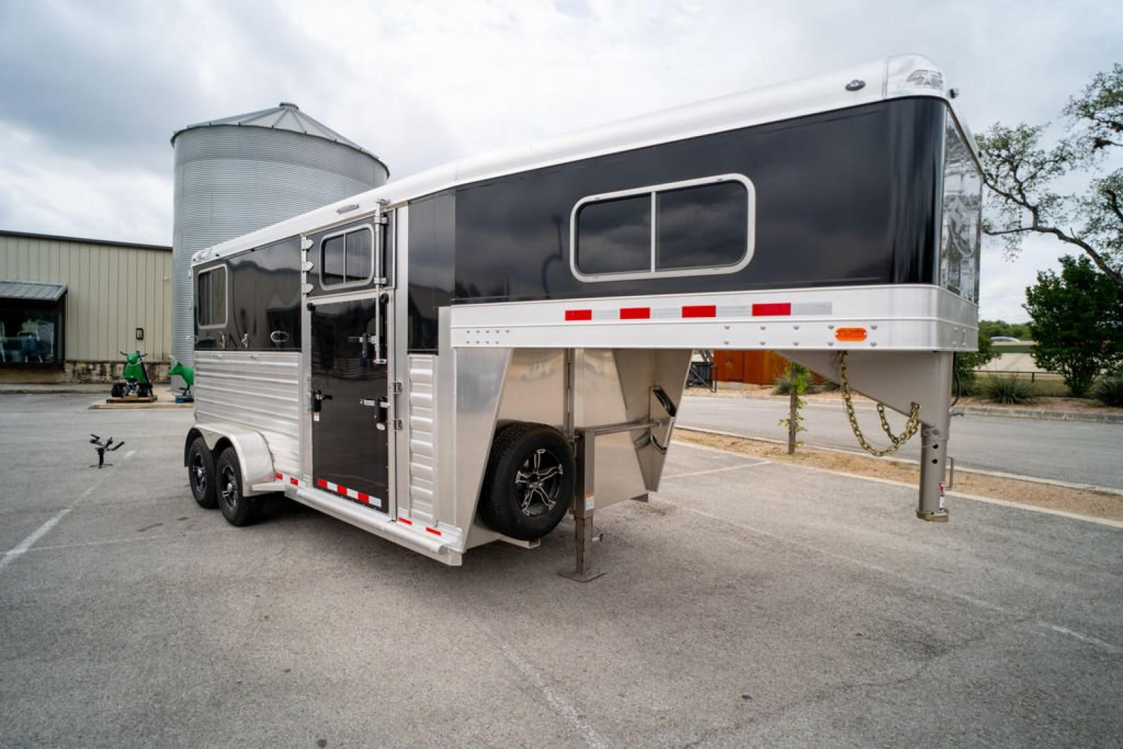 New 2025 4-Star Trailers 2 Horse 6'10" Straight Load '25 Horse Trailer