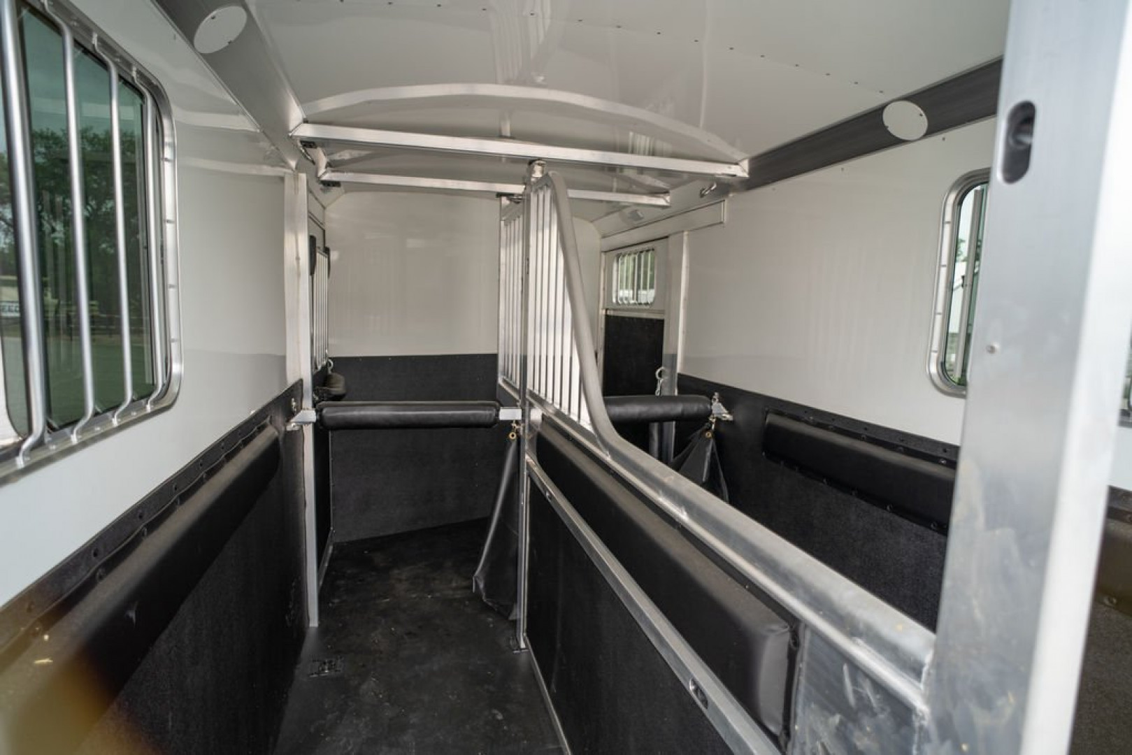 New 2025 4-Star Trailers 2 Horse 6'10" Straight Load '25 Horse Trailer