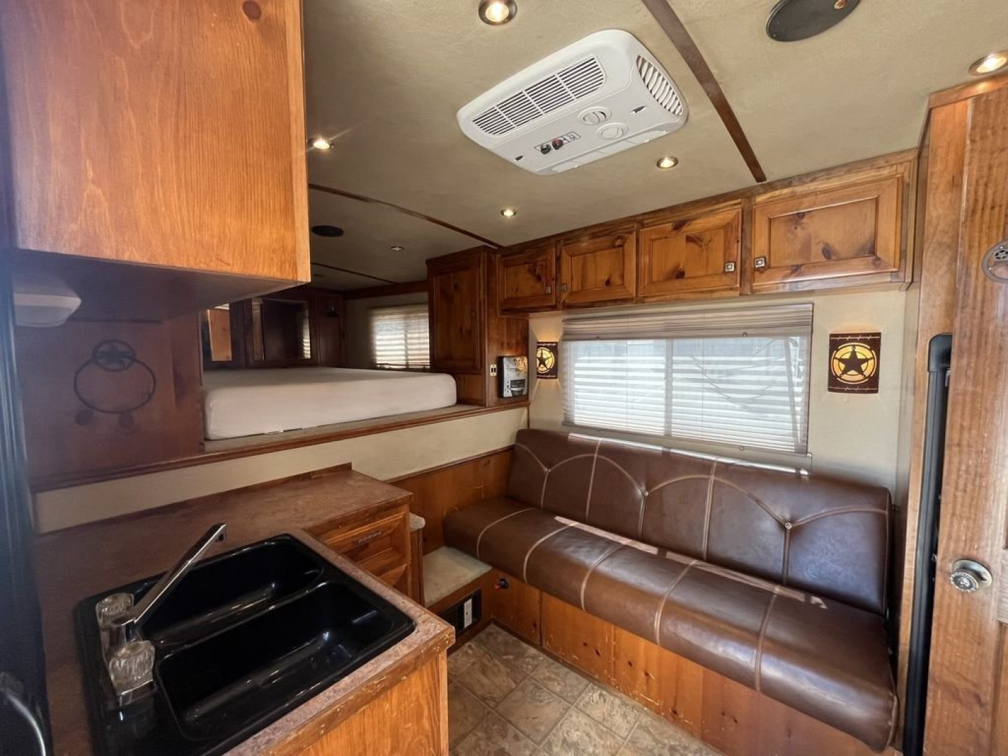 Used 2006 Elite Trailers 4 Horse 10'0" Gooseneck with Living Quarters '06 Horse Trailer