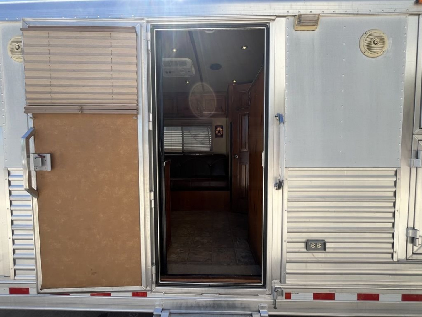Used 2006 Elite Trailers 4 Horse 10'0" Gooseneck with Living Quarters '06 Horse Trailer