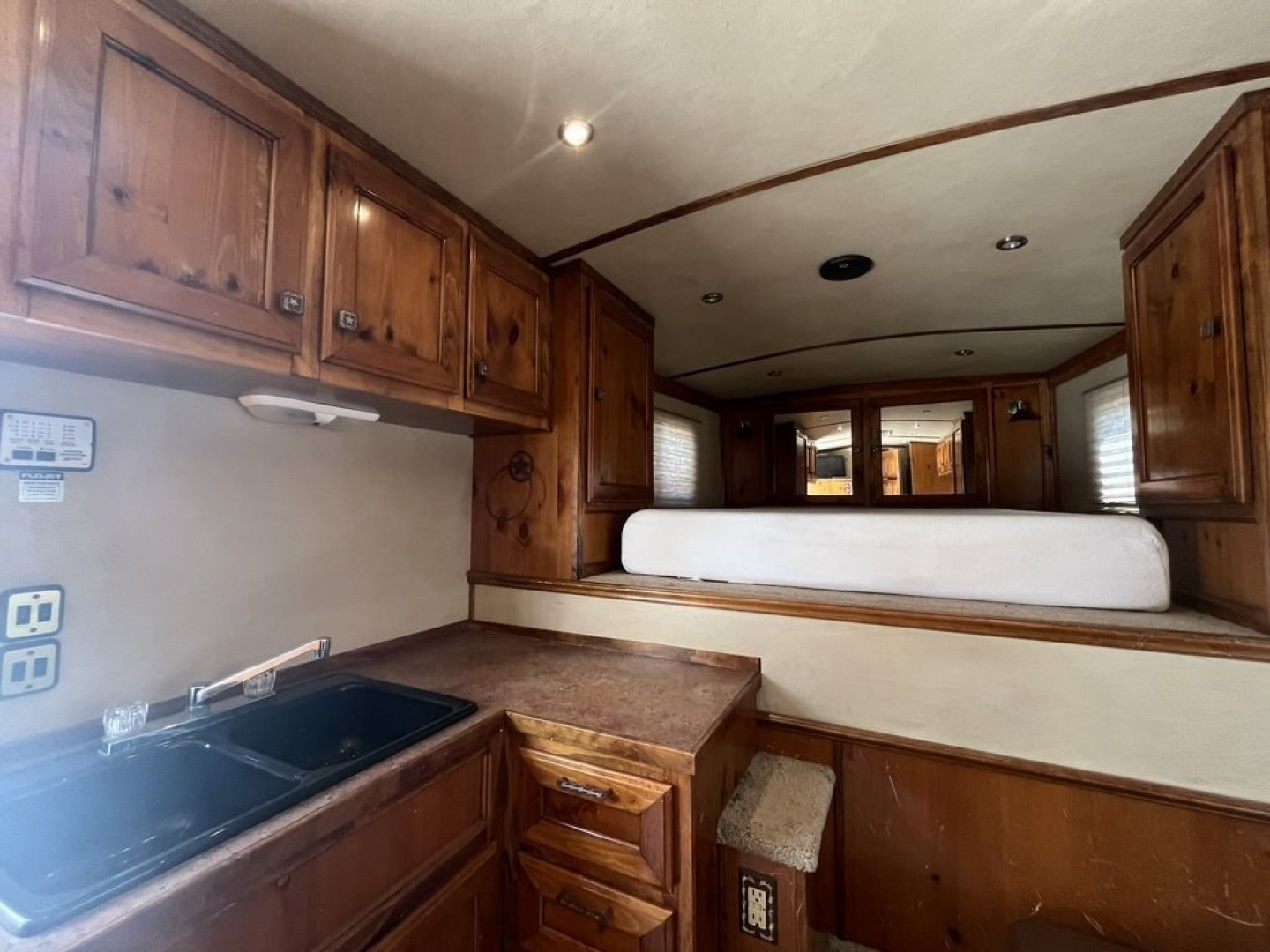 Used 2006 Elite Trailers 4 Horse 10'0" Gooseneck with Living Quarters '06 Horse Trailer