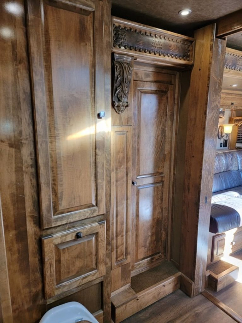 Used 2017 Bloomer 4 Horse 15'6" Gooseneck Outlaw Living Quarters '17 Horse Trailer