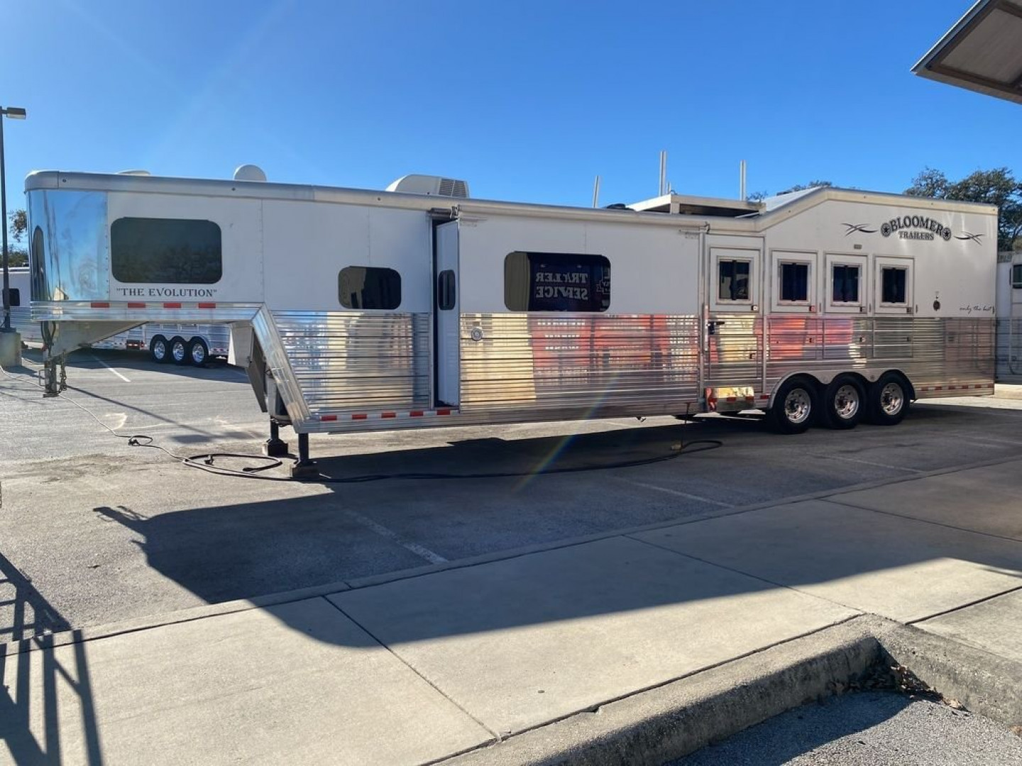 Used 2017 Bloomer 4 Horse 15'6" Gooseneck Outlaw Living Quarters '17 Horse Trailer