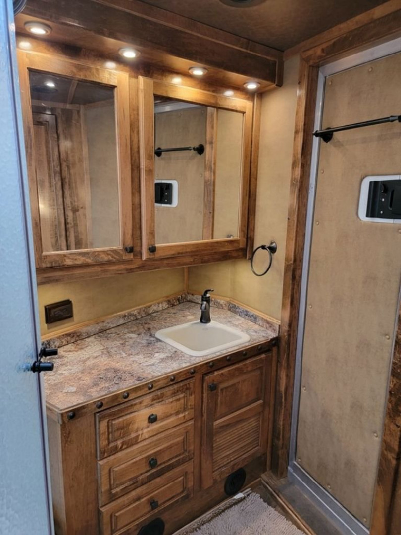 Used 2017 Bloomer 4 Horse 15'6" Gooseneck Outlaw Living Quarters '17 Horse Trailer