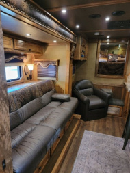 Used 2017 Bloomer 4 Horse 15'6" Gooseneck Outlaw Living Quarters '17 Horse Trailer