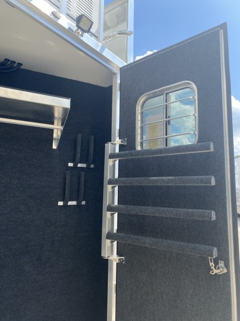 Used 2022 4-Star Trailers 4 Horse Gooseneck Outlaw Living Quarters '22 Horse Trailer